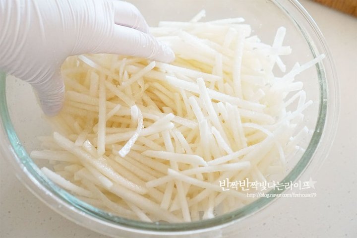 류수영 무생채 레시피 4인분 50분 완성 평점 4.9점(82) 레시피 이미지 - 4