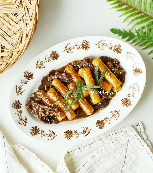 류수영의 어른 아이 모두 좋아하는 짜장떡볶이 레시피 2인분 30분 완성 평점 4.9점(36) 레시피 이미지 - 1