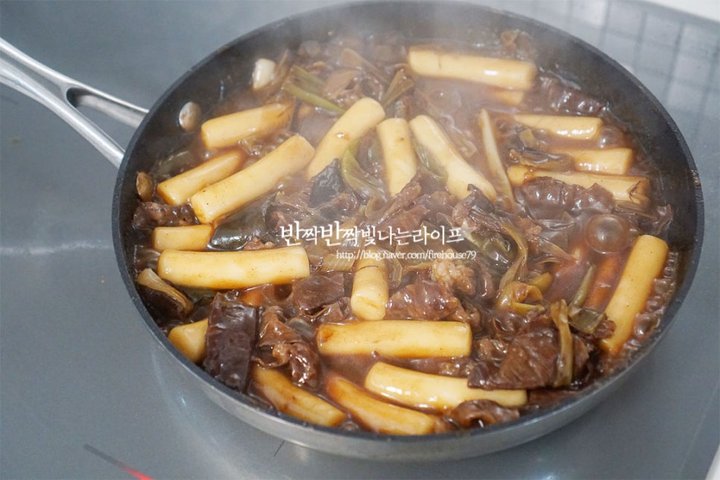 류수영의 어른 아이 모두 좋아하는 짜장떡볶이 레시피 2인분 30분 완성 평점 4.9점(36) 레시피 이미지 - 11