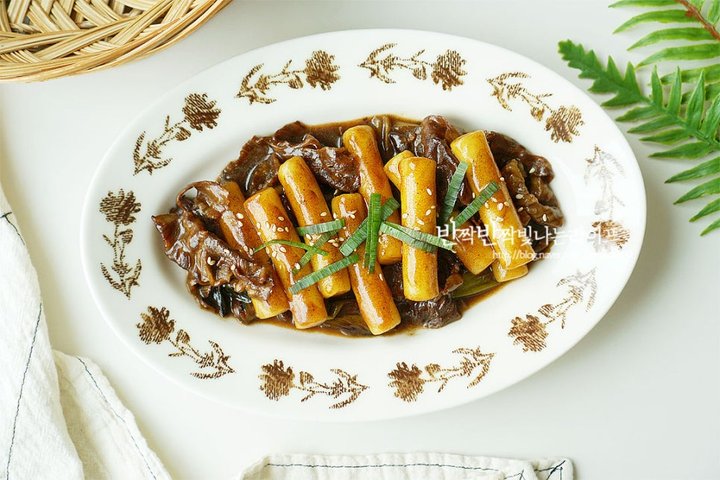 류수영의 어른 아이 모두 좋아하는 짜장떡볶이 레시피 2인분 30분 완성 평점 4.9점(36) 레시피 이미지 - 12