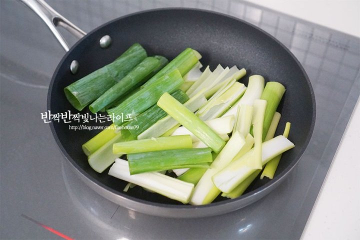 류수영의 어른 아이 모두 좋아하는 짜장떡볶이 레시피 2인분 30분 완성 평점 4.9점(36) 레시피 이미지 - 5