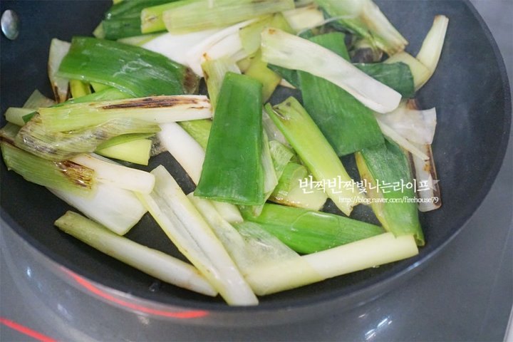 류수영의 어른 아이 모두 좋아하는 짜장떡볶이 레시피 2인분 30분 완성 평점 4.9점(36) 레시피 이미지 - 6