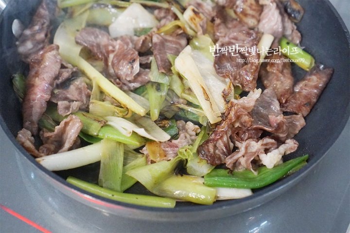 류수영의 어른 아이 모두 좋아하는 짜장떡볶이 레시피 2인분 30분 완성 평점 4.9점(36) 레시피 이미지 - 7