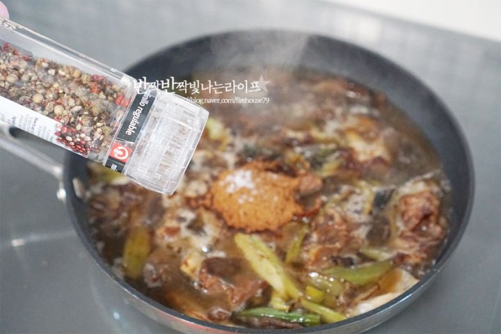 류수영의 어른 아이 모두 좋아하는 짜장떡볶이 레시피 2인분 30분 완성 평점 4.9점(36) 레시피 이미지 - 10