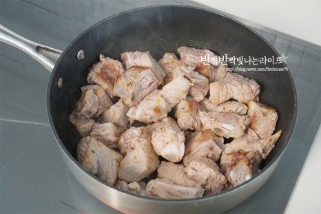 류수영의 매콤한 매운돼지갈비찜 레시피 4인분 1시간 20분 완성 평점 5.0점(42) 레시피 이미지 - 5