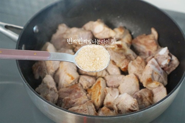 류수영의 매콤한 매운돼지갈비찜 레시피 4인분 1시간 20분 완성 평점 5.0점(42) 레시피 이미지 - 6