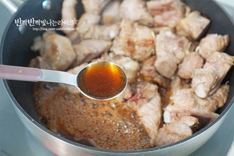 류수영의 매콤한 매운돼지갈비찜 레시피 4인분 1시간 20분 완성 평점 5.0점(42) 레시피 이미지 - 9