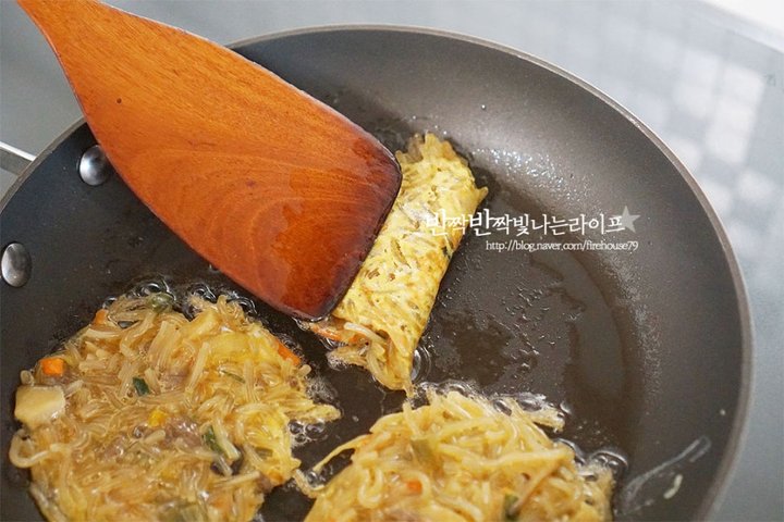 고소한 맛과 쫄깃한 식감의 계란만두 레시피 1인분 15분 완성 평점 5.0점(98) 레시피 이미지 - 5