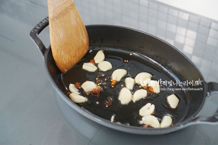 시원 짭조름한 감칠맛이 나는 바지락 술찜 레시피 2인분 2시간 30분 완성 평점 4.8점(67) 레시피 이미지 - 4