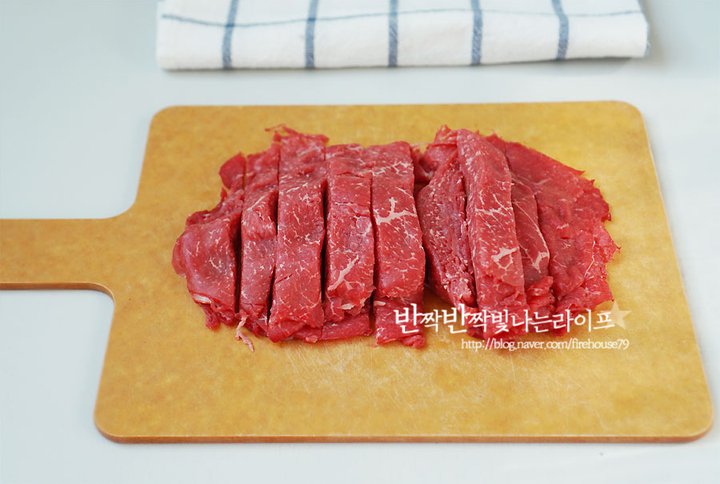 씹을수록 고소한 소고기 우엉채조림 레시피 2인분 45분 완성 평점 4.8점(13) 레시피 이미지 - 2