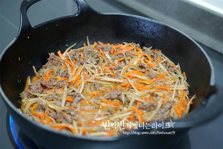 씹을수록 고소한 소고기 우엉채조림 레시피 2인분 45분 완성 평점 4.8점(13) 레시피 이미지 - 13