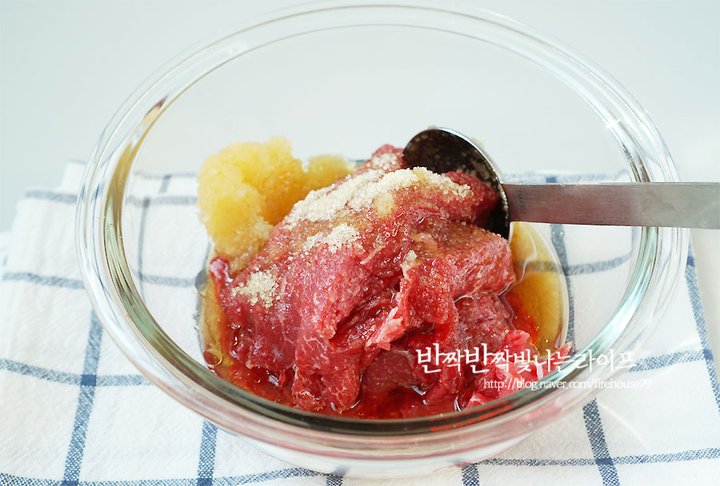 씹을수록 고소한 소고기 우엉채조림 레시피 2인분 45분 완성 평점 4.8점(13) 레시피 이미지 - 3