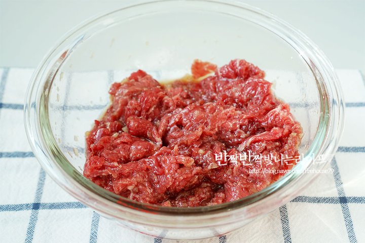 씹을수록 고소한 소고기 우엉채조림 레시피 2인분 45분 완성 평점 4.8점(13) 레시피 이미지 - 4