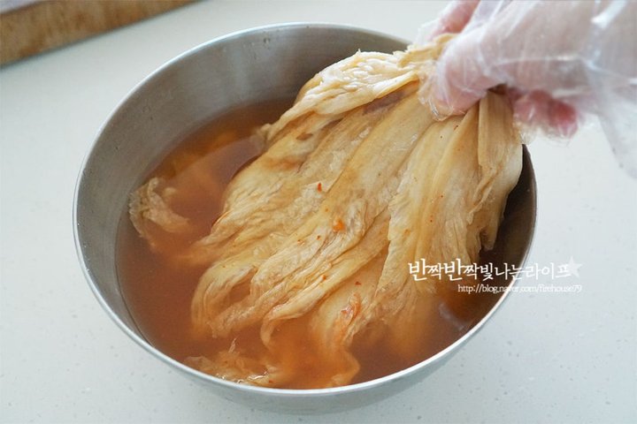구수하고 촉촉한 묵은지볶음 레시피 3인분 45분 완성 평점 4.7점(98) 레시피 이미지 - 2