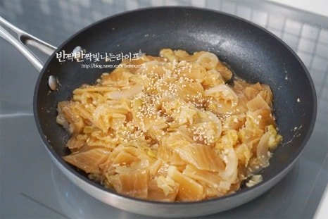 구수하고 촉촉한 묵은지볶음 레시피 3인분 45분 완성 평점 4.7점(98) 레시피 이미지 - 11