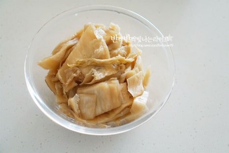 구수하고 촉촉한 묵은지볶음 레시피 3인분 45분 완성 평점 4.7점(98) 레시피 이미지 - 3
