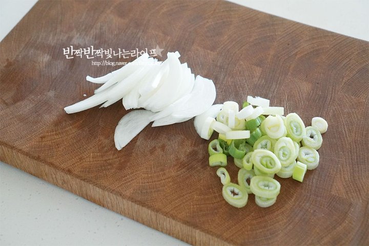 구수하고 촉촉한 묵은지볶음 레시피 3인분 45분 완성 평점 4.7점(98) 레시피 이미지 - 4