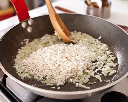 고소하고 깊은 맛의 버섯 리조또  레시피 2인분 25분 완성 평점 5.0점(44) 레시피 이미지 - 2
