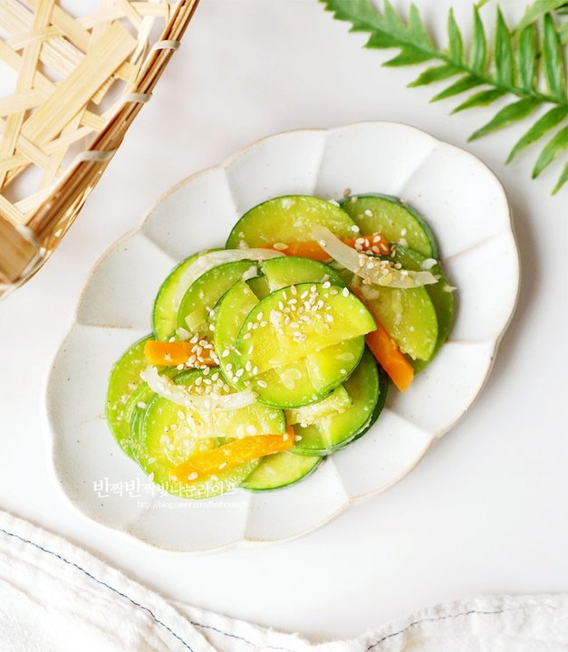 짭조름한 감칠맛의 애호박새우젓볶음 레시피 2인분 30분 완성 평점 4.8점(97) 레시피 이미지 - 1