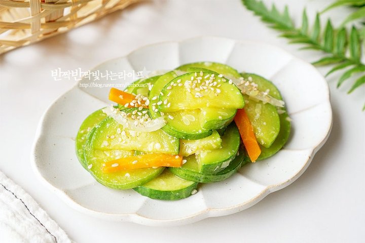 짭조름한 감칠맛의 애호박새우젓볶음 레시피 2인분 30분 완성 평점 4.8점(97) 레시피 이미지 - 11
