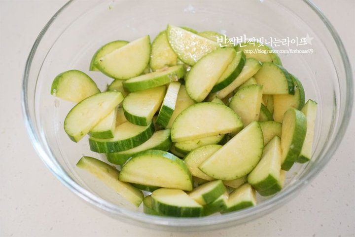 짭조름한 감칠맛의 애호박새우젓볶음 레시피 2인분 30분 완성 평점 4.8점(97) 레시피 이미지 - 3