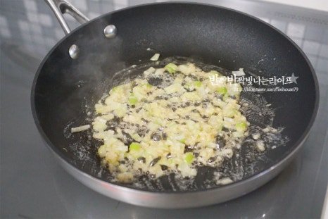짭조름한 감칠맛의 애호박새우젓볶음 레시피 2인분 30분 완성 평점 4.8점(97) 레시피 이미지 - 6