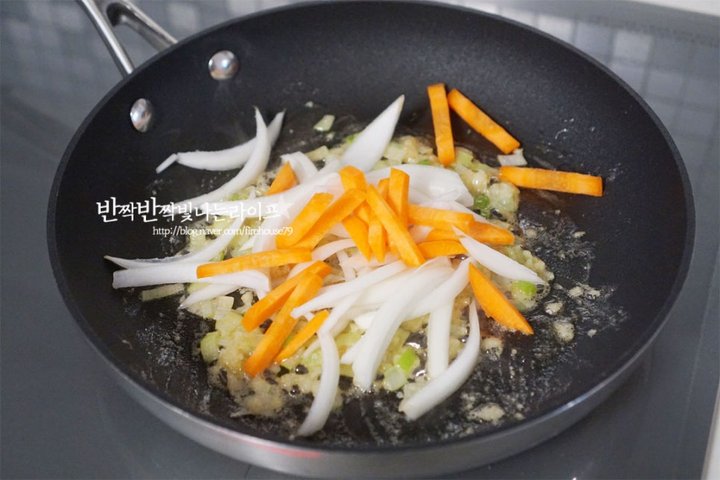짭조름한 감칠맛의 애호박새우젓볶음 레시피 2인분 30분 완성 평점 4.8점(97) 레시피 이미지 - 7