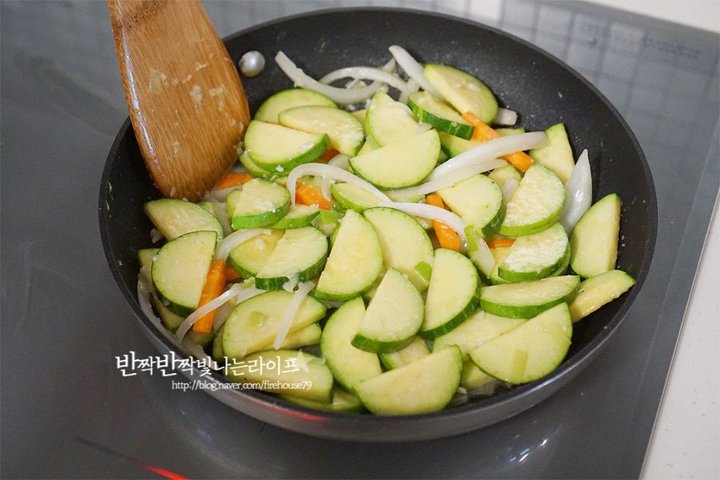 짭조름한 감칠맛의 애호박새우젓볶음 레시피 2인분 30분 완성 평점 4.8점(97) 레시피 이미지 - 8
