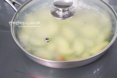 짭조름한 감칠맛의 애호박새우젓볶음 레시피 2인분 30분 완성 평점 4.8점(97) 레시피 이미지 - 9