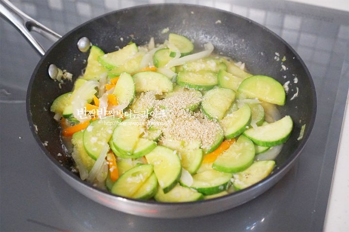 짭조름한 감칠맛의 애호박새우젓볶음 레시피 2인분 30분 완성 평점 4.8점(97) 레시피 이미지 - 10