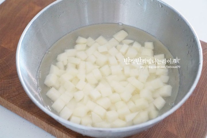 짭조름하고 쫀득한 감자조림 레시피 4인분 30분 완성 평점 4.9점(82) 레시피 이미지 - 3
