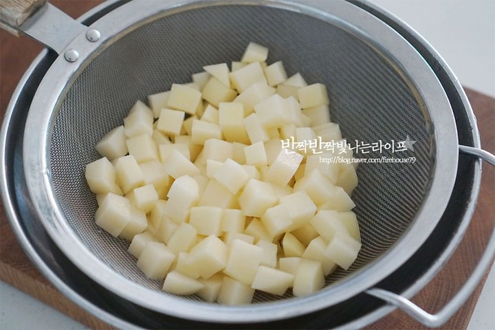 짭조름하고 쫀득한 감자조림 레시피 4인분 30분 완성 평점 4.9점(82) 레시피 이미지 - 4