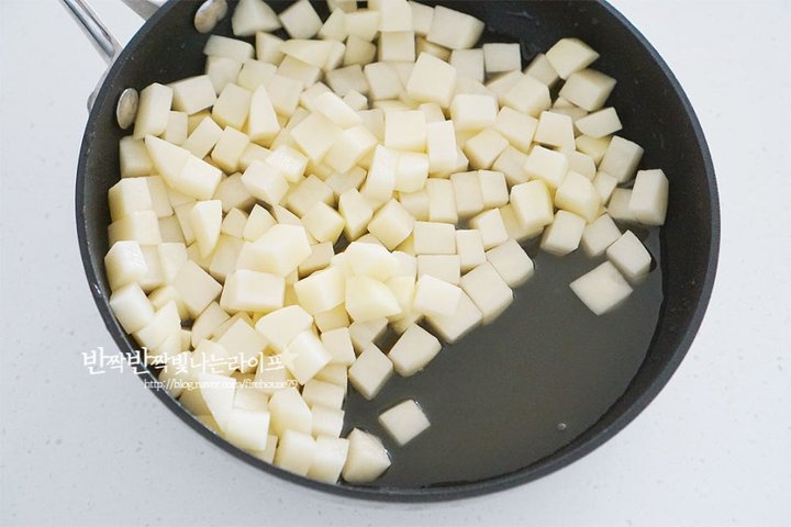 짭조름하고 쫀득한 감자조림 레시피 4인분 30분 완성 평점 4.9점(82) 레시피 이미지 - 5