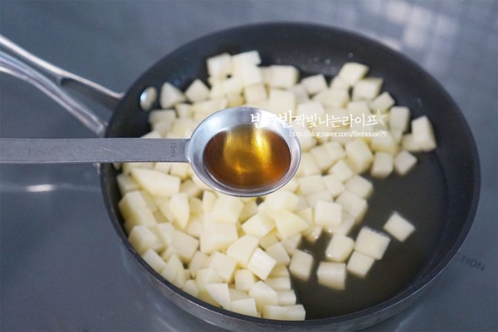 짭조름하고 쫀득한 감자조림 레시피 4인분 30분 완성 평점 4.9점(82) 레시피 이미지 - 6
