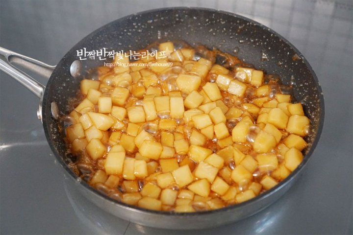 짭조름하고 쫀득한 감자조림 레시피 4인분 30분 완성 평점 4.9점(82) 레시피 이미지 - 9