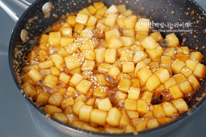 짭조름하고 쫀득한 감자조림 레시피 4인분 30분 완성 평점 4.9점(82) 레시피 이미지 - 10