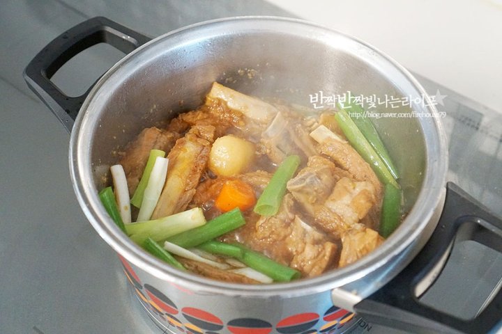 짭조름하고 달콤한 간장등갈비찜 레시피 4인분 1시간 40분 완성 평점 4.9점(47) 레시피 이미지 - 12