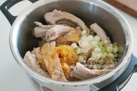 짭조름하고 달콤한 간장등갈비찜 레시피 4인분 1시간 40분 완성 평점 4.9점(47) 레시피 이미지 - 7