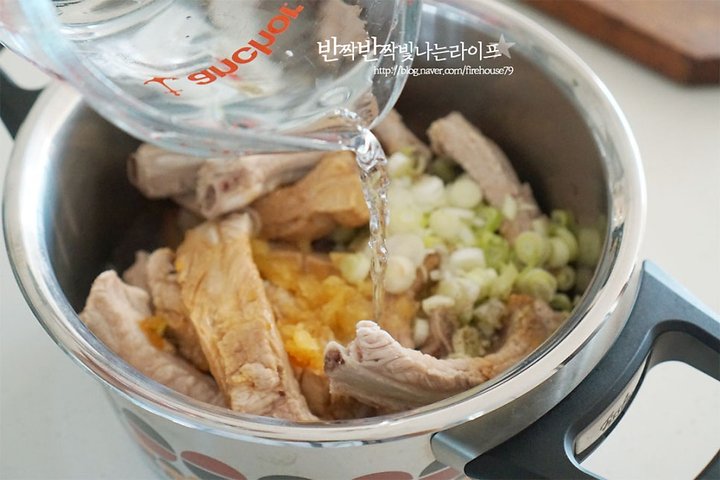 짭조름하고 달콤한 간장등갈비찜 레시피 4인분 1시간 40분 완성 평점 4.9점(47) 레시피 이미지 - 8