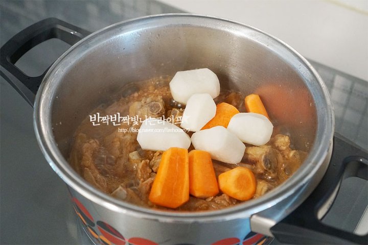 짭조름하고 달콤한 간장등갈비찜 레시피 4인분 1시간 40분 완성 평점 4.9점(47) 레시피 이미지 - 10