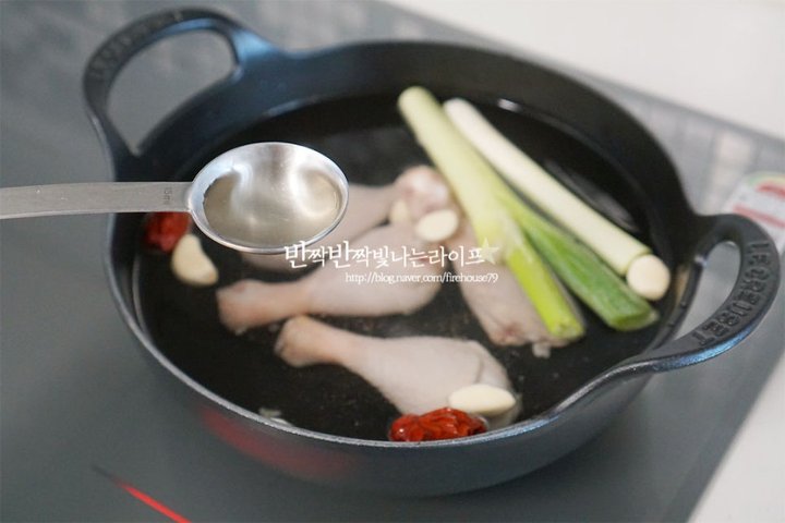 진하고 담백한 양념장 닭칼국수 레시피 2인분 1시간 15분 완성 평점 4.7점(43) 레시피 이미지 - 5