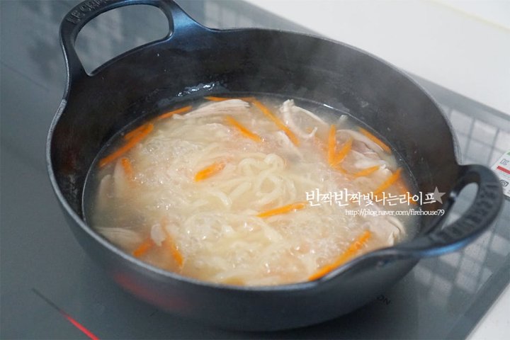 진하고 담백한 양념장 닭칼국수 레시피 2인분 1시간 15분 완성 평점 4.7점(43) 레시피 이미지 - 8