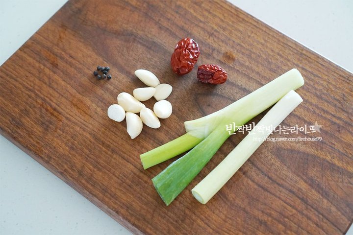 진하고 담백한 양념장 닭칼국수 레시피 2인분 1시간 15분 완성 평점 4.7점(43) 레시피 이미지 - 4