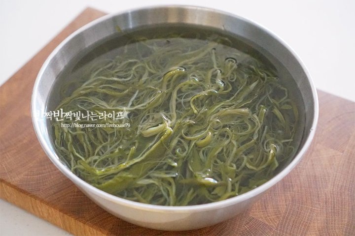 고소한 미역줄기볶음 미역줄거리볶음 레시피 2인분 30분 완성 평점 4.7점(86) 레시피 이미지 - 2
