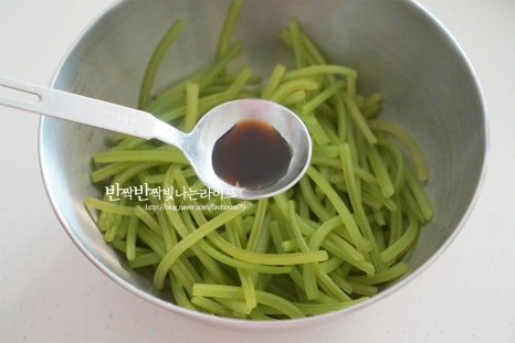 아삭 고소한 들깨 고구마순볶음 고구마줄기볶음 레시피 3인분 25분 완성 평점 4.7점(47) 레시피 이미지 - 4