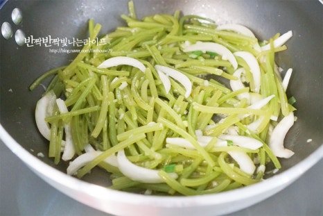 아삭 고소한 들깨 고구마순볶음 고구마줄기볶음 레시피 3인분 25분 완성 평점 4.7점(47) 레시피 이미지 - 6