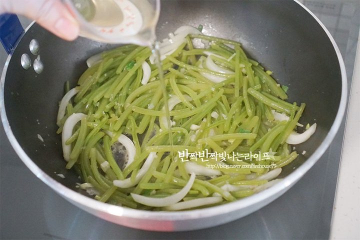 아삭 고소한 들깨 고구마순볶음 고구마줄기볶음 레시피 3인분 25분 완성 평점 4.7점(47) 레시피 이미지 - 7