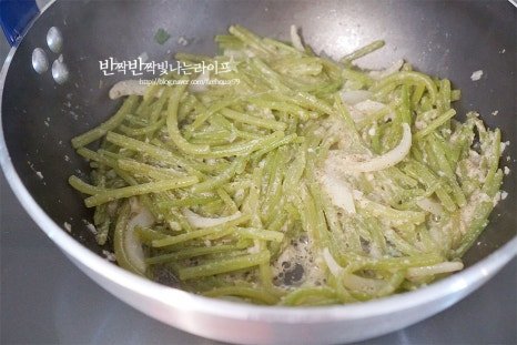 아삭 고소한 들깨 고구마순볶음 고구마줄기볶음 레시피 3인분 25분 완성 평점 4.7점(47) 레시피 이미지 - 8