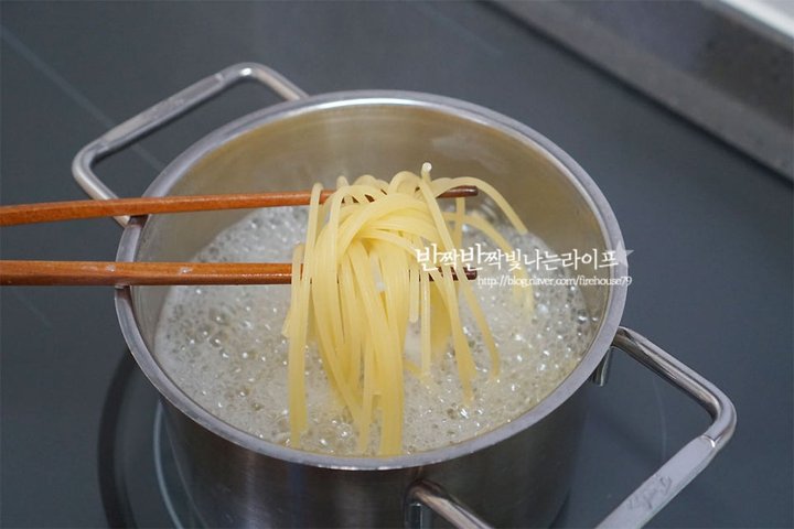 간단한 브런치 메뉴인 토마토스파게티 레시피 1인분 35분 완성 평점 4.8점(36) 레시피 이미지 - 8