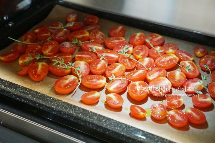 간단한 홈메이드 썬드라이토마토 레시피 2인분 1시간 20분 완성 평점 4.9점(98) 레시피 이미지 - 7